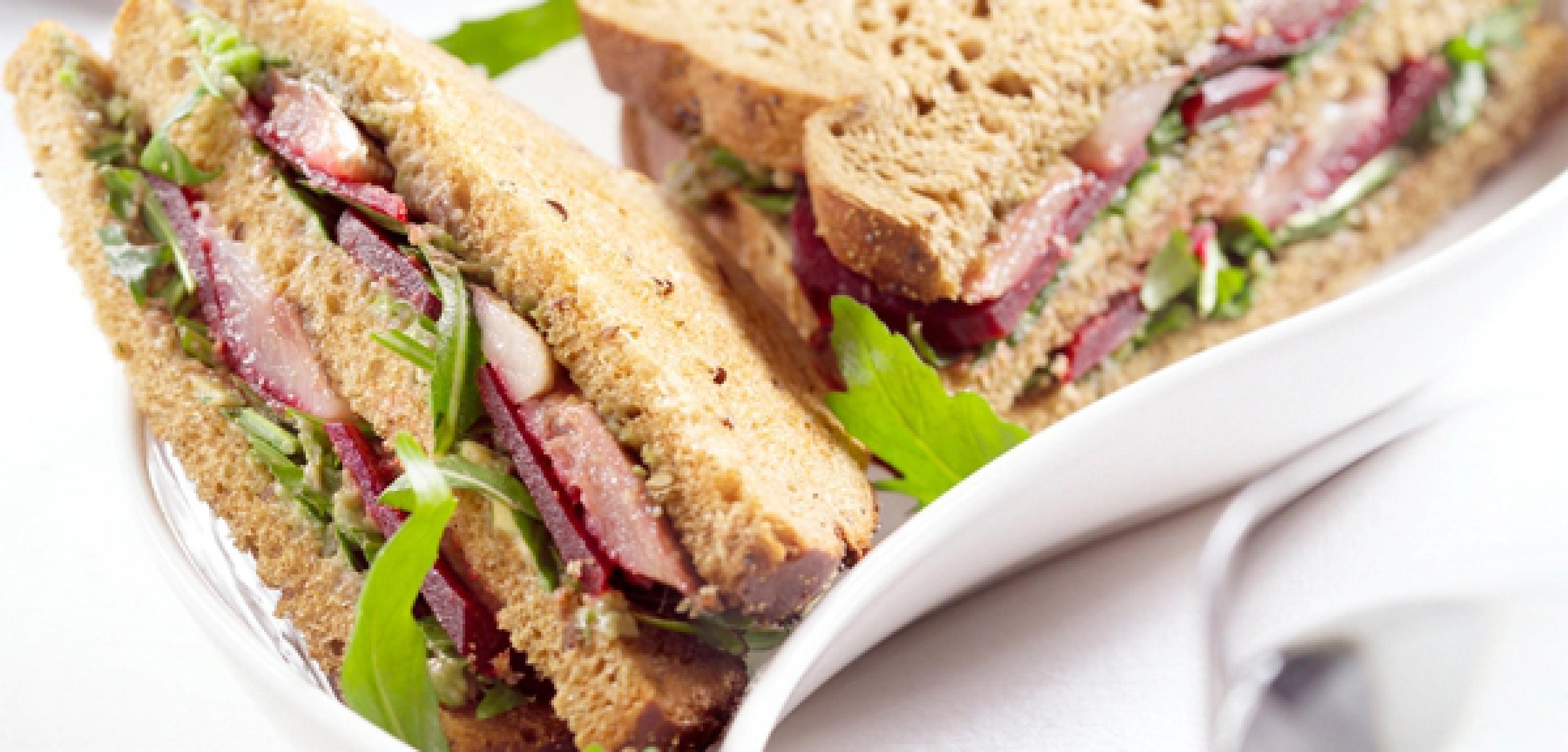 Club-Sandwich mit Hering und Avocado