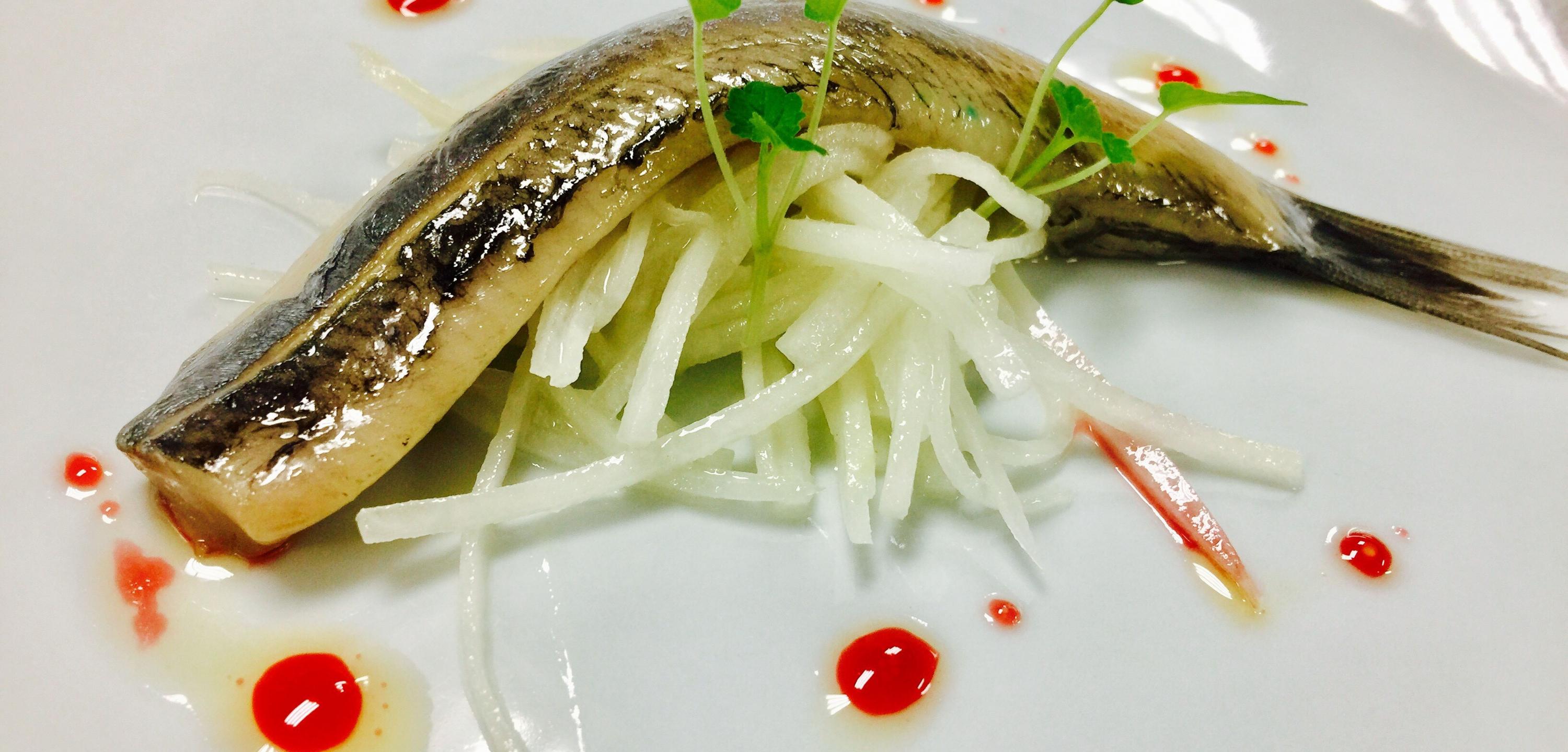 Matjesfilets mit rettichsalat und himbeer
