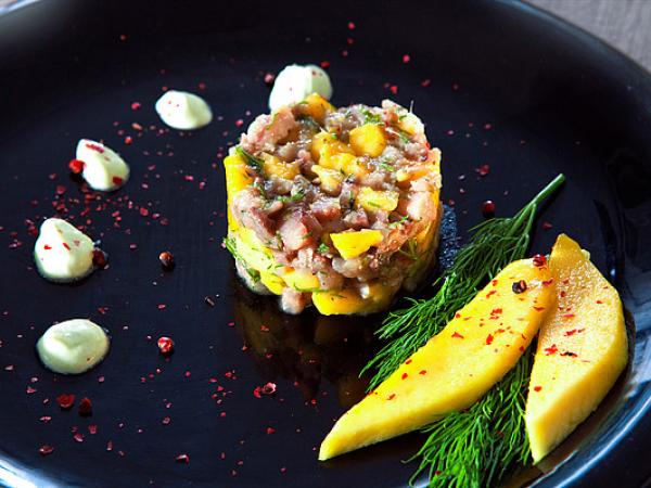 Matjestatar mit Mango und Wasabi-Creme