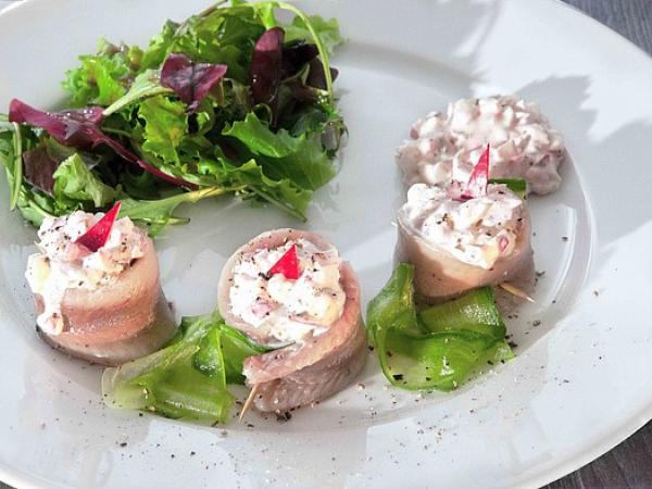 Gefüllte Matjesröllchen auf Wildkräutersalat
