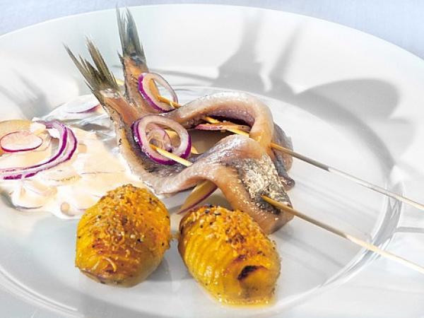 Matjes am Spieß mit Fächerkartoffeln und Hausfrauensoße