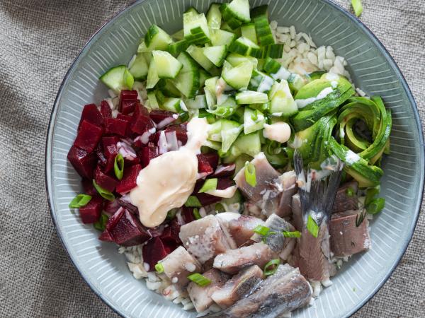 Poké-Bowl mit Matjeshering und Blumenkohlreis