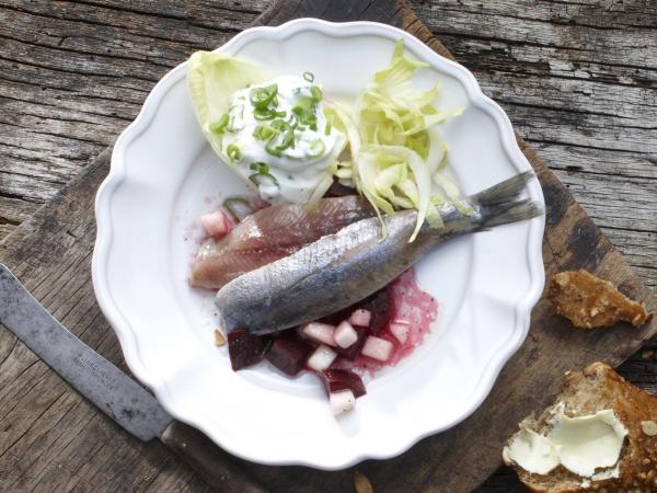Matjes mit rote bete, birnen & ingwer