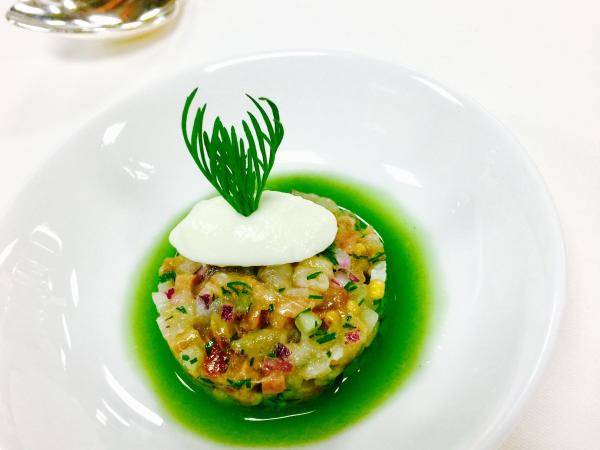 Kaltes gurkensueppchen mit matjestatar