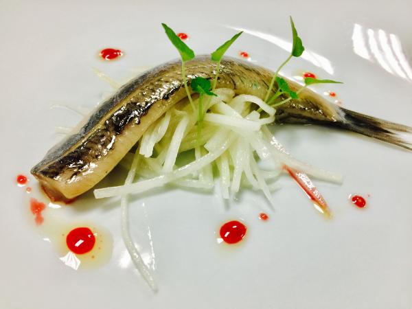 Matjesfilets mit Rettichsalat und Himbeer-Honigmarinade