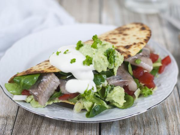 Taco mit Hering und Avocado